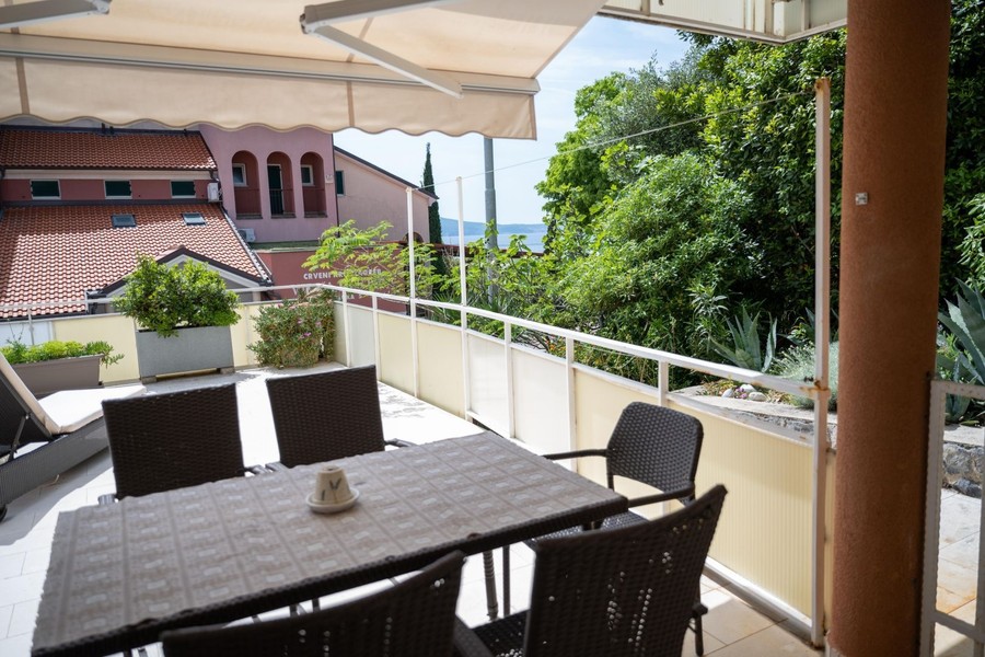 Loggia mit Esstisch