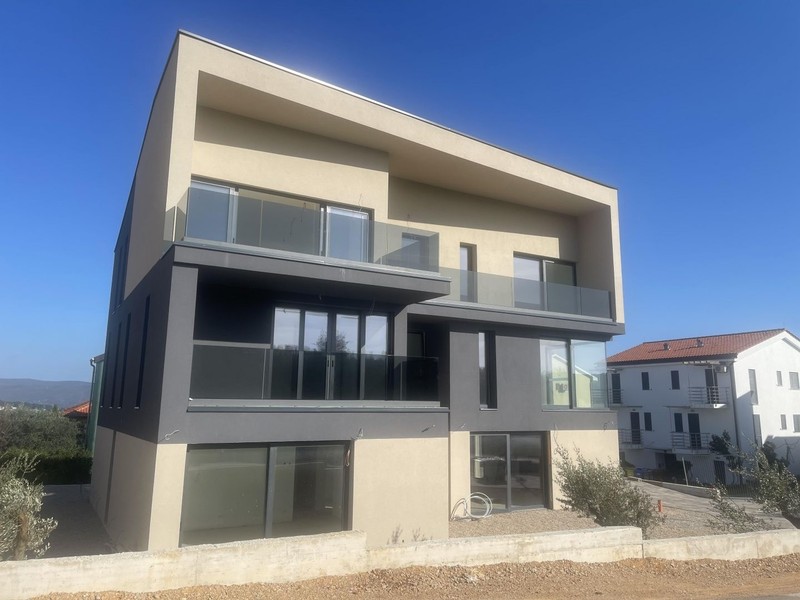 Haus Süd mit Terrassen und großen Fenstern