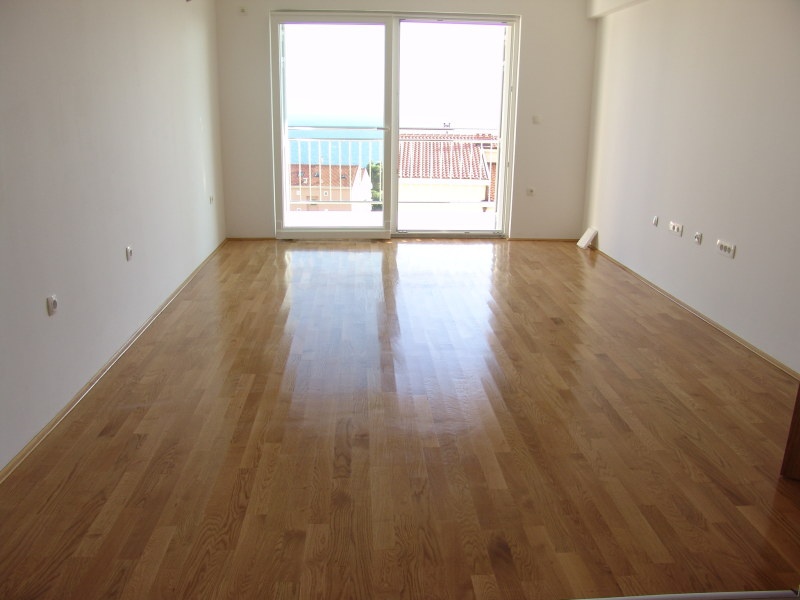 Das Wohn-Esszimmer der Wohnung mit Meerblick zum Verkauf in Dalmatien