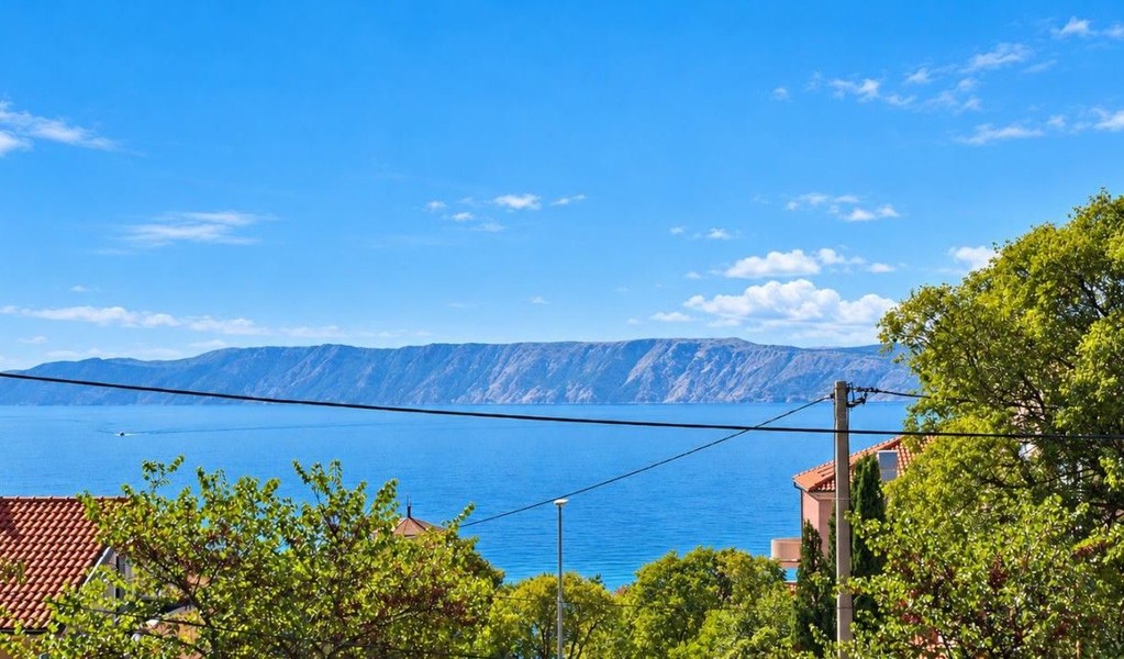 Wohnung mit Garten und Meerblick in Novi Vinodolski
