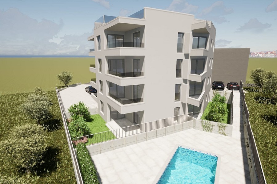 Fassade mit großen Balkonen und Garten