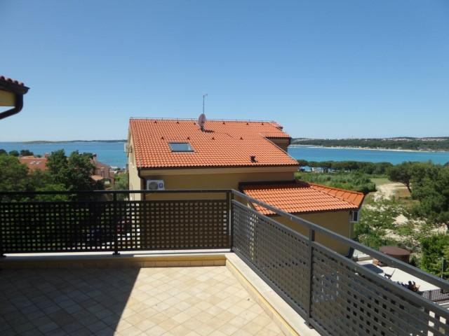 Panorama-Terrasse der Wohnung A484 in Medulin, Kroatien.