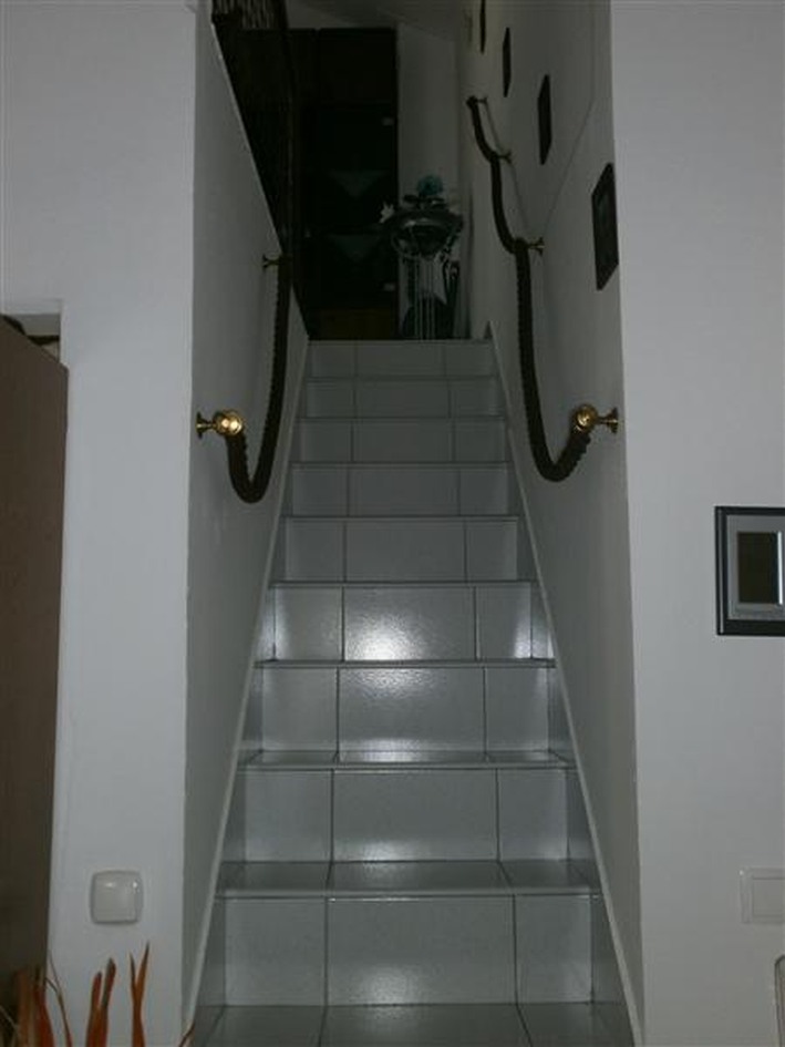 Treppen führen ins Obergeschoss.