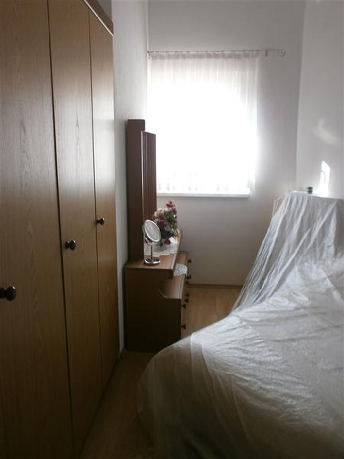 Ein Schlafzimmer der Wohnung A546 in Novigrad, Istrien.