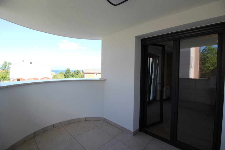 Balkon der neuen Wohnung A554 auf der Insel Krk bei Malinska, Kroatien.