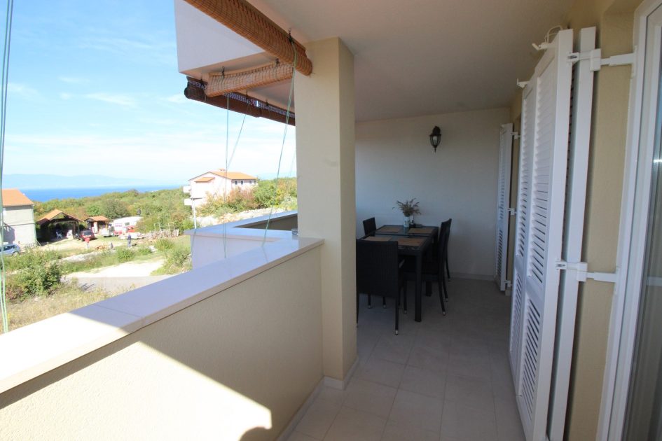 Wohnung mit Balkon und Meerblick auf der Insel Krk zum Verkauf.