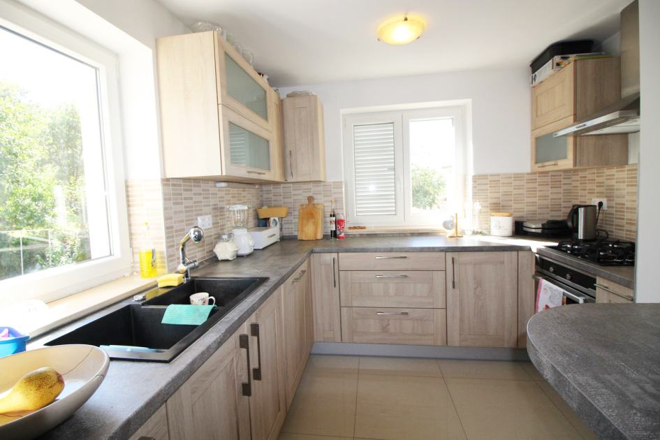 Modern und qualitativ hochwertige Küche im Innenbereich der Wohnung A572.