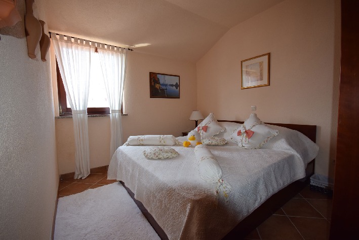Schlafzimmer der Immobilie A594 in Malinska auf der Insel Krk im Norden Kroatiens. 
