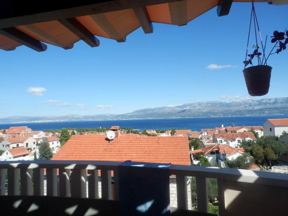 Die große Terrasse der Maisonette-Wohnung zum Verkauf auf Brac bietet atemberaubenden Blick. Immobilien Kroatien - Panorama Scouting