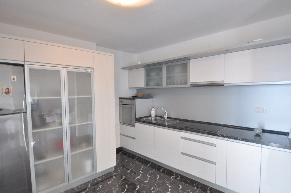 Der Küchenteil der Maisonette-Wohnung mit Meerblick auf Brac