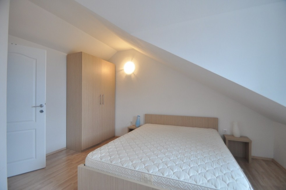 Eines der 3 Schlafzimmer der Maisonette-Wohnung zum Verkauf in Kroatien