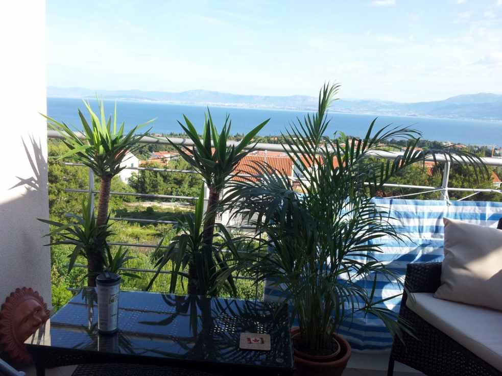 Der Balkon der Wohnung zum Verkauf auf Brac bietet schönen Meerblick. Immobilien Kroatien - Panorama Scouting