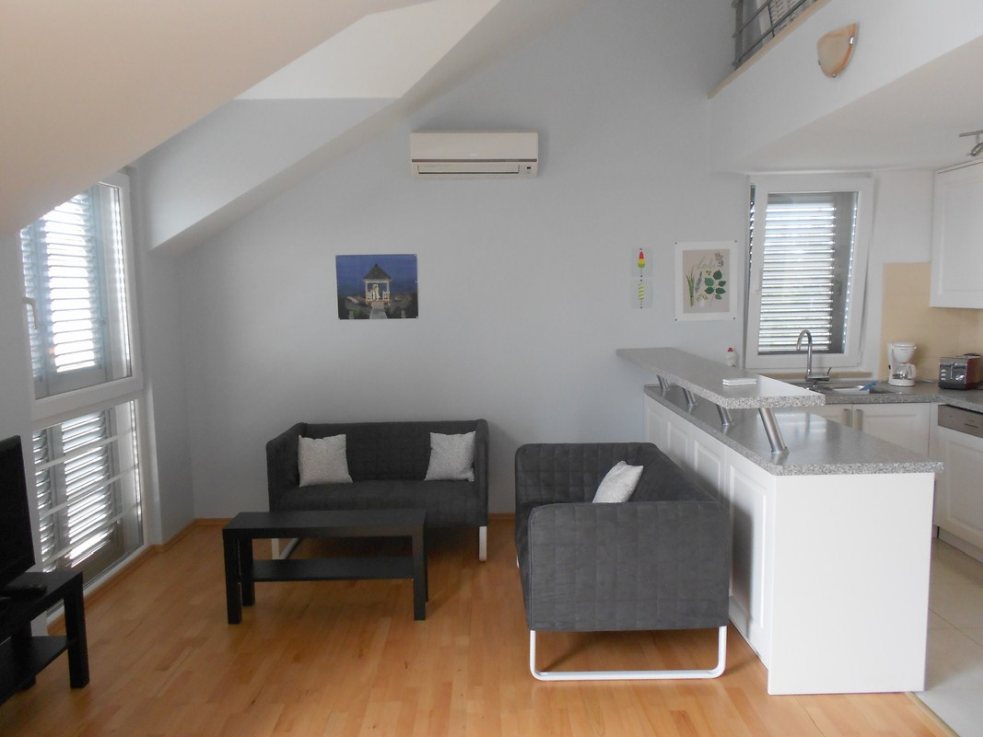 Das Wohnzimmer des Apartments zum Verkauf auf der Insel Brac in Kroatien