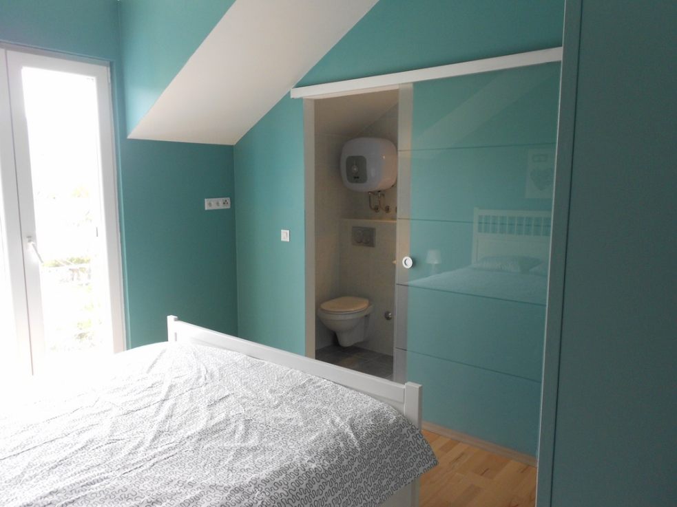 Eines der beiden Schlafzimmer der Wohnung zum Verkauf in Kroatien, auf Brac.