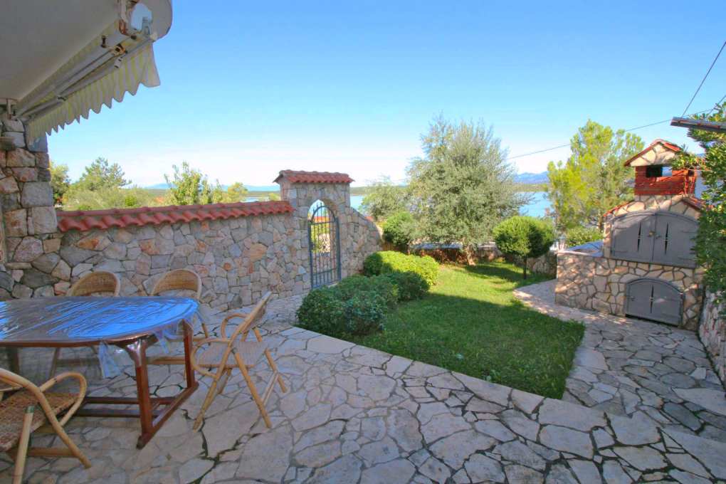 Wohnung mit Garten und Meerblick auf der Insel Krk in Kroatien zum Verkauf.