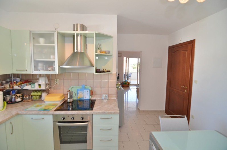 Küche und Eingangsbereich der Wohnung A795 auf Krk, Kroatien.