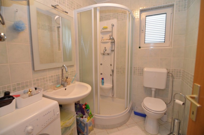Funktional ausgestattetes Badezimmer der Wohnung A795.