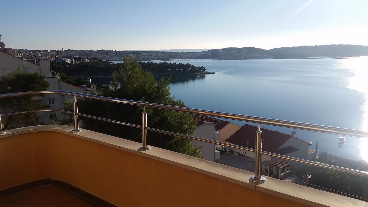 Appartement mit Panorama-Meerblick auf der Insel Ciovo in Mittel-Dalmatien bei Trogir zum Verkauf.