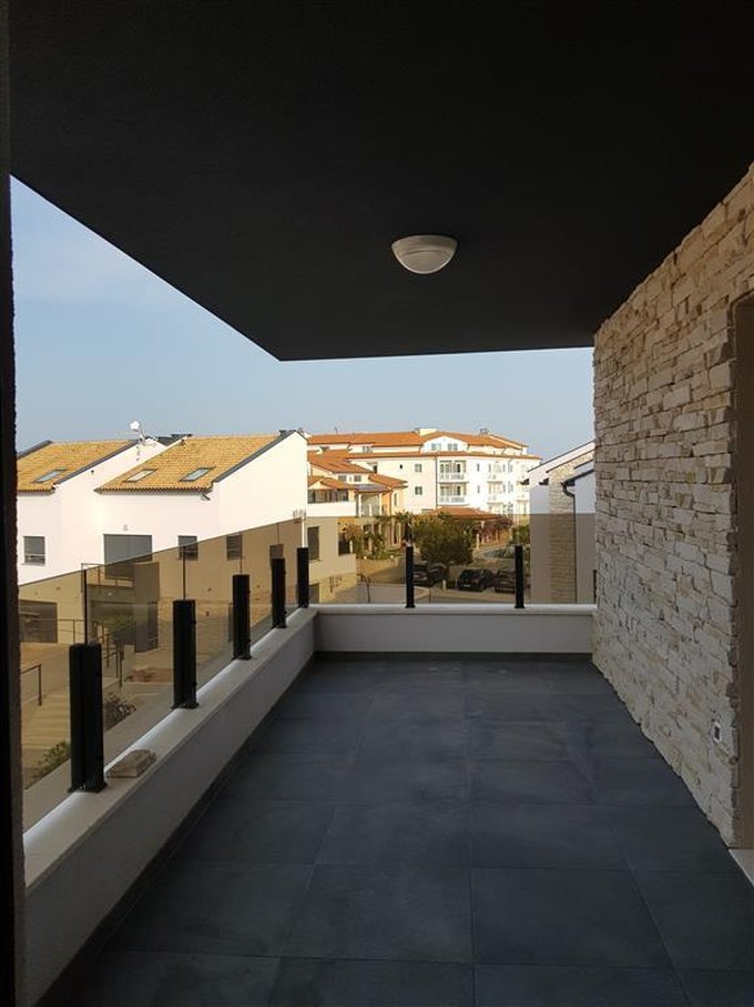 Die Wohnung am Meer zum Kauf in Istrien hat eine große Terrasse