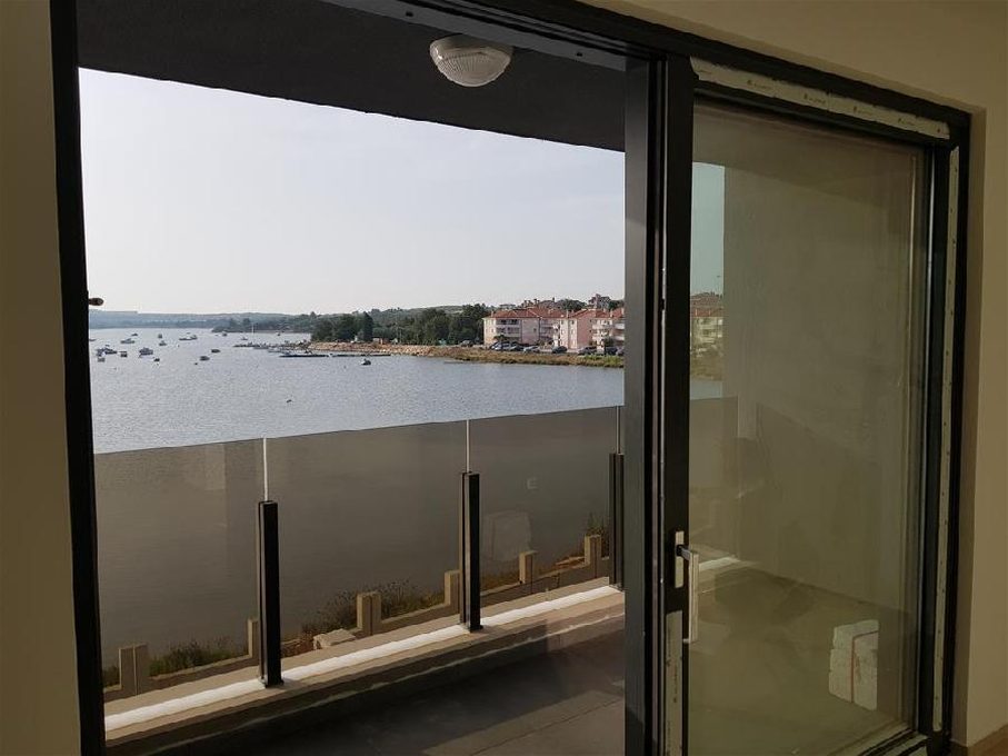 Der Blick vom Balkon der Wohnung am Meer in Medulin, Istrien, die zu kaufen ist. Immobilienmakler Kroatien - Panorama Scouting.