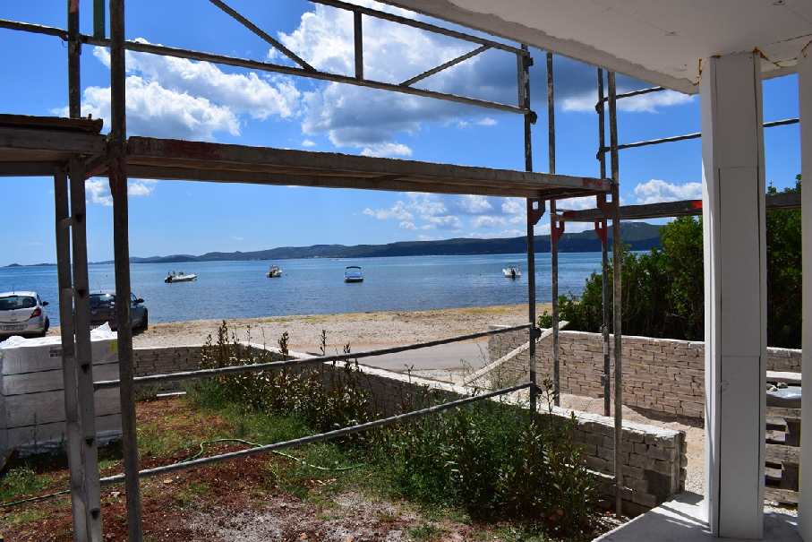 Blick auf den nahen Badestrand der Immobilie A875 direkt am Meer bei Zadar.