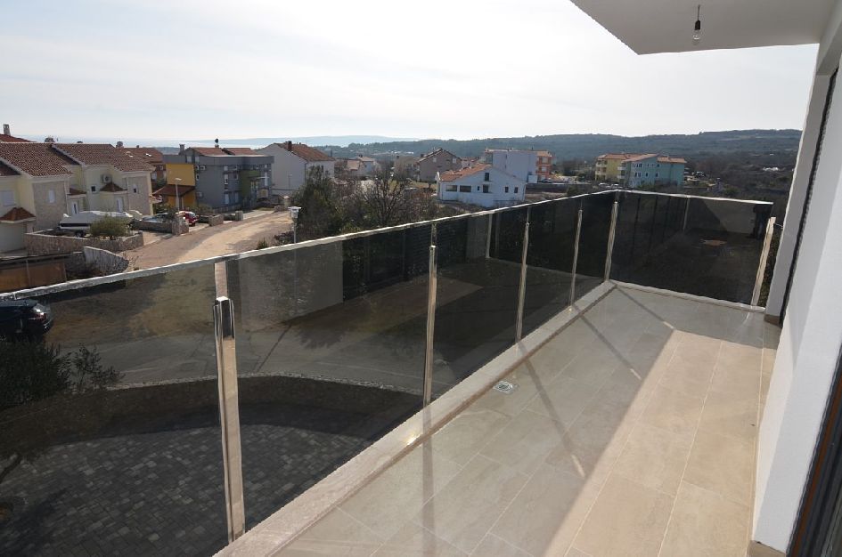 Luxuriöses Appartement auf zwei Etagen mit schönem Meerblick auf der Insel Krk in Kroatien zum Verkauf.