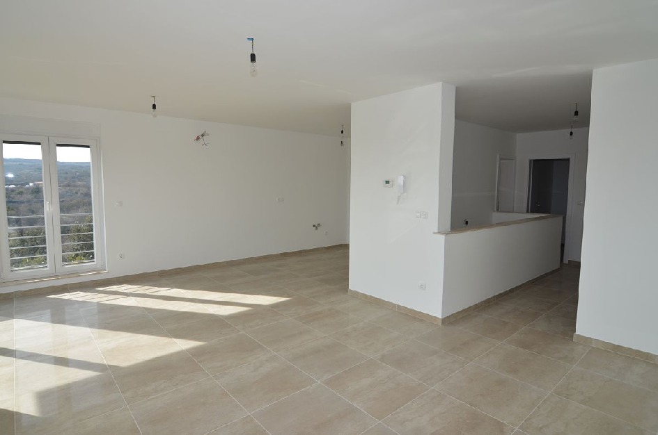 Wohnzimmer und Essbereich der Maisonettewohnung A884 auf Krk im Norden Kroatiens.