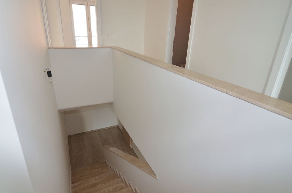 Eine Treppe führt in das obere Stockwerk der Wohnung.